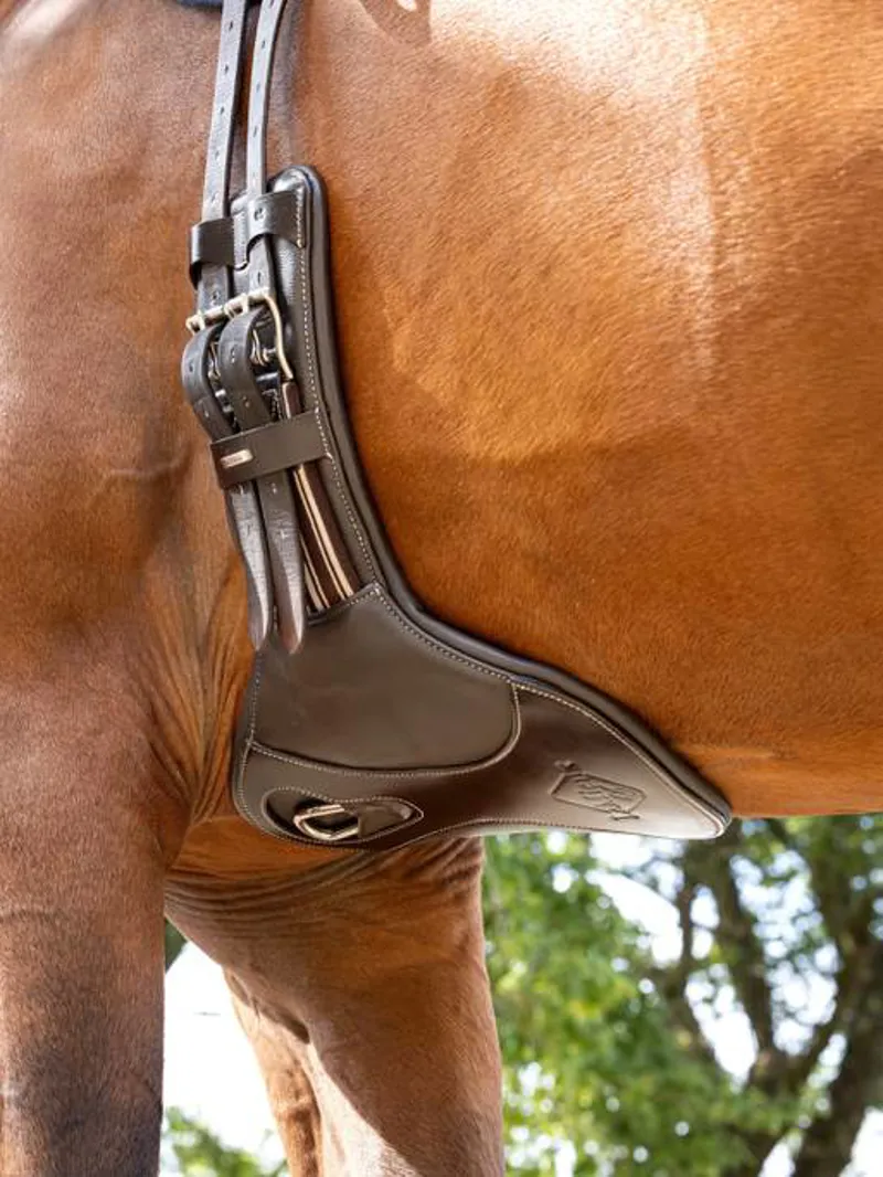 Le Mieux Arika Contoured Short Stud Girth Brown