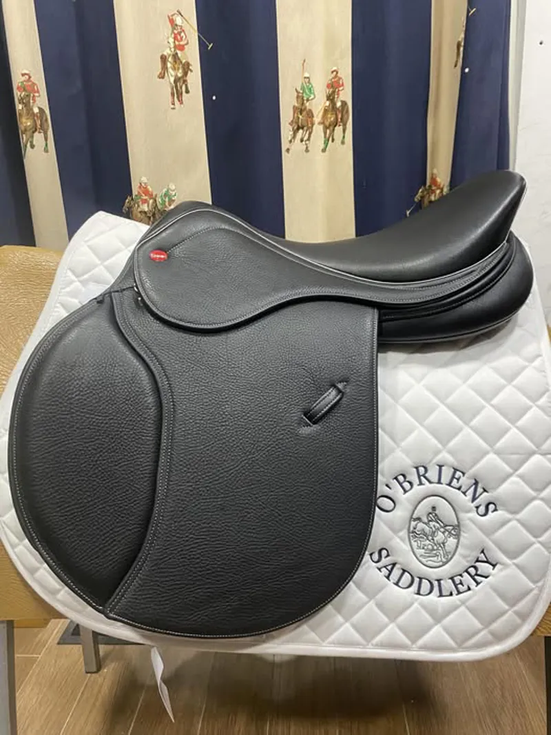 John Whitaker Jump Saddle Black 17.5 Used