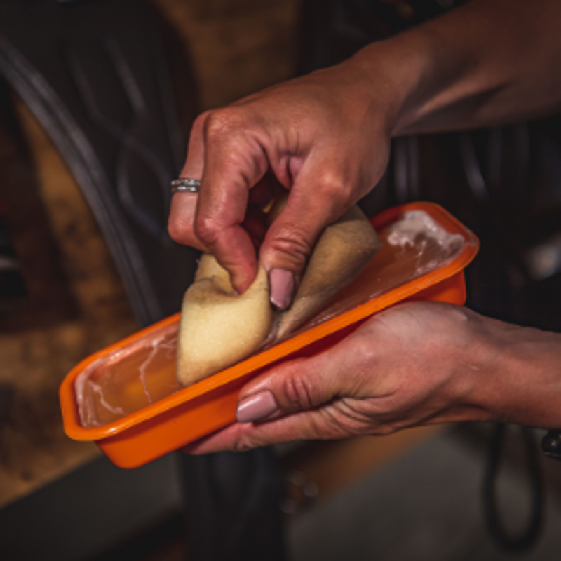 Carr Day Martin Belvoir Tack Conditioner Tray 250g-1