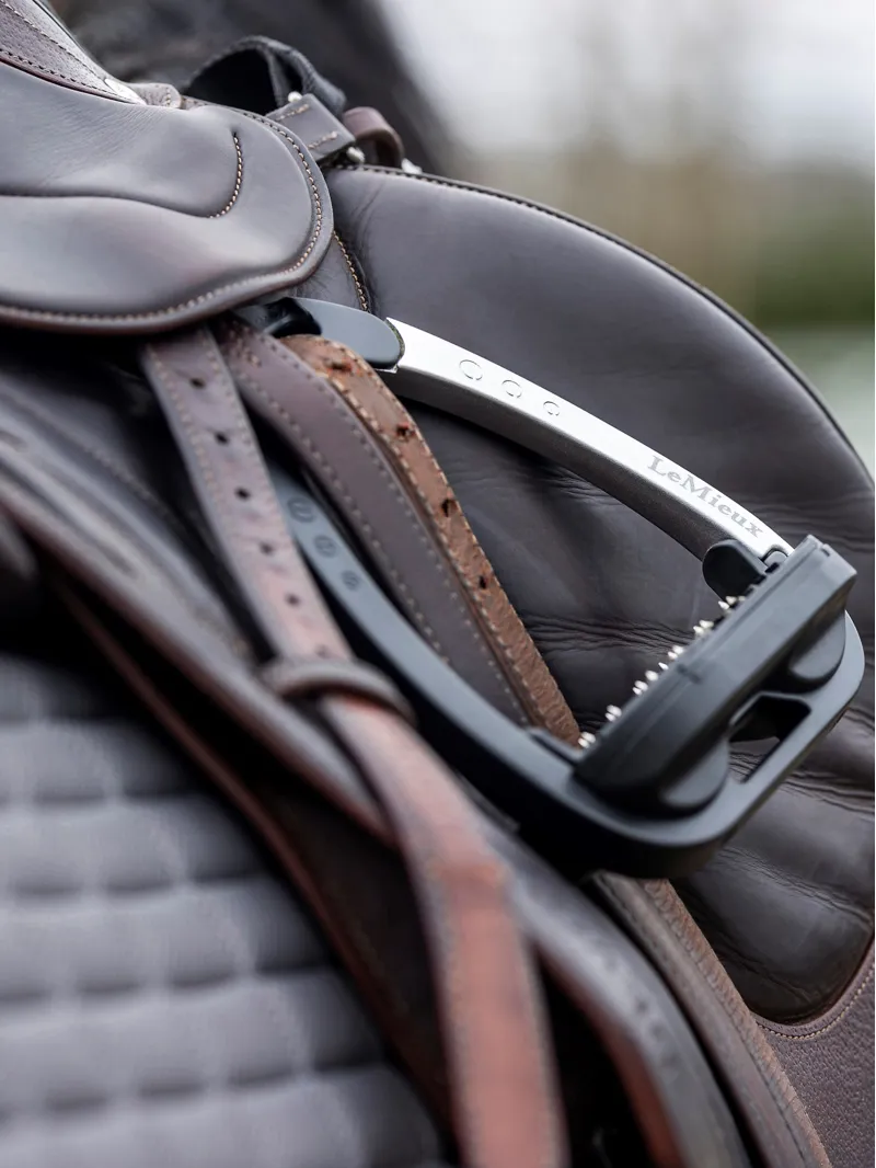 LeMieux Vector Control Stirrup Black/Aluminium-1